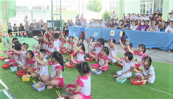 Hoạt động tại Trường Mầm non Hoa Hồng (thành phố Trà Vinh, tỉnh Trà Vinh). Ảnh: sgdtravinh.edu.vn). TRẺ LÀM TRUNG TÂM.png