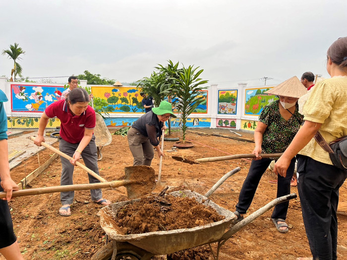 Giáo viên và phụ huynh học sinh Trường Mầm non Xuân Quang (Chiêm Hóa, Tuyên Quang) cùng tham gia xây dựng khuôn viên nhà trường. Ảnh: chiemhoa.tuyenquang.edu.vn. Giáo viên và phụ huynh học sinh Trường Mầm non Xuân Quang (Chiêm Hóa, Tuyên Quang) cùng tham gia xây dựng khuôn viên nhà trường. Ảnh_ Phòng Giaso dục và Đào tạo huyện Chiêm Hóa tỉnh Tuyên Quang.jpg