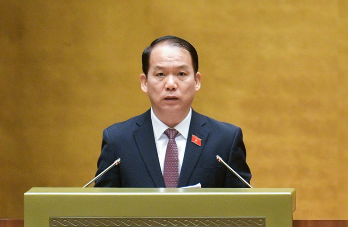 Ủy viên Ủy ban Thường vụ Quốc hội, Chủ nhiệm Ủy ban Pháp luật của Quốc hội Hoàng Thanh Tùng trình bày Báo cáo giải trình, tiếp thu, chỉnh lý dự thảo Luật Thủ đô (sửa đổi). Ảnh: quochoi.vn. 280620240850-z5580966246992_2eab4b4ba072cf9d2bf45e2fa8e14cc1.jpg