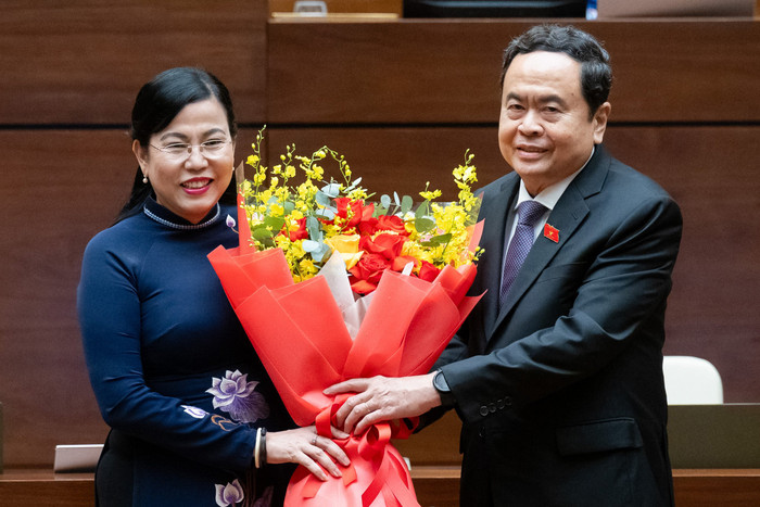 Chủ tịch Quốc hội Trần Thanh Mẫn chúc mừng bà Nguyễn Thanh Hải được Quốc hội bầu làm Ủy viên Ủy ban Thường vụ Quốc hội. Ảnh: quochoi.vn. 250620240634-z5572534229414_96fbcf625f0562f928f80020f161a8b4.jpg