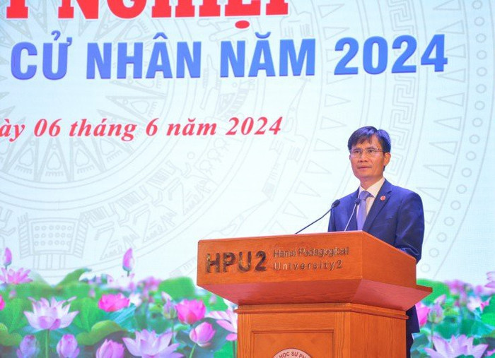 Phó Giáo sư, Tiến sĩ Nguyễn Quang Huy - Bí thư Đảng ủy, Hiệu trưởng Trường Đại học Sư phạm Hà Nội 2 phát biểu tại buổi lễ. Bg24,2,.jpg