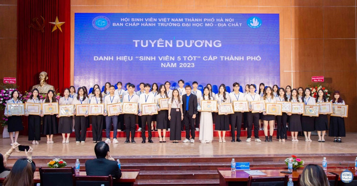 Tuyên dương các sinh viên đạt danh hiệu “Sinh viên 5 tốt” cấp thành phố năm 2023. Ảnh: NTCC. Tuyên dương các Sinh viên đạt Danh hiệu Sinh viên 5 Tốt cấp Thành phố năm 2023.jpg
