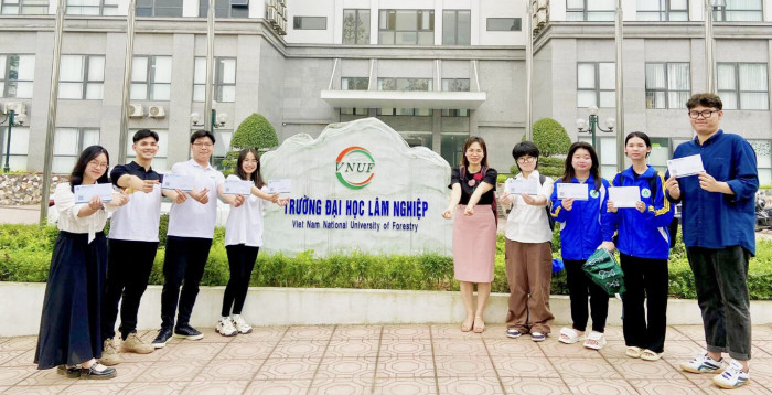 Sinh viên Trường Đại học Lâm nghiệp nhận học bổng của trường. Ảnh: website trường. Sinh viên Trường Đại học Lâm Nghiệp nhận học bổng từ nhà trường. Ảnh web trường(1).jpg