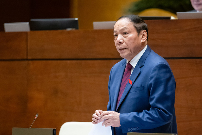 Bộ trưởng Bộ Văn hóa, Thể thao và Du lịch Nguyễn Văn Hùng đăng đàn trả lời chất vấn. Ảnh: quochoi.vn. Hùng.jpg