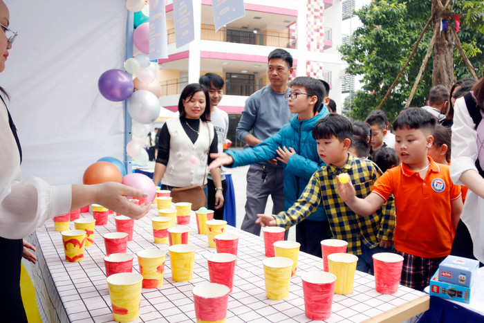 Các gian trò chơi thu hút nhiều học sinh tham gia trải nghiệm. GDVN_nem.jpg