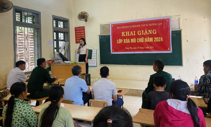 Cô Xuân phát biểu trong Lễ khai giảng lớp xóa mù chữ năm 2024. Ảnh: NVCC. z5797951012135-10b28f6bd77dd423afe39683cafe5b1a-5489.jpg