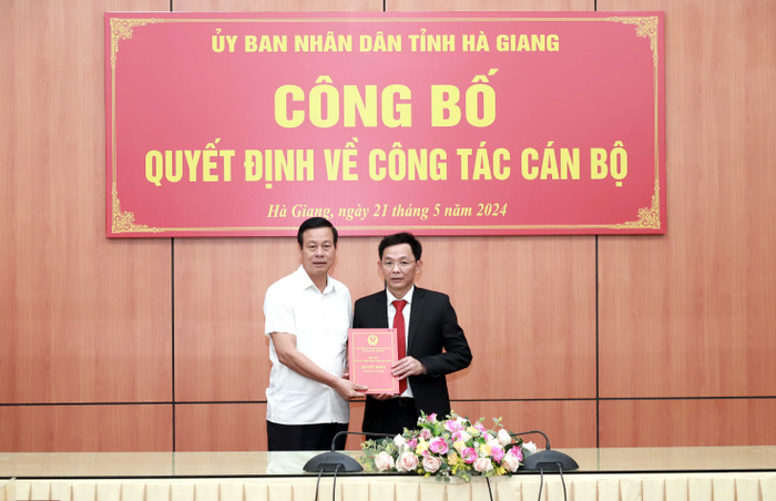 Chủ tịch Ủy ban nhân dân tỉnh Hà Giang Nguyễn Văn Sơn trao Quyết định bổ nhiệm cho tân Giám đốc Sở Giáo dục và Đào tạo Bùi Quang Trí. Ảnh: Sở GD&ĐT Hà Giang cung cấp. 3 PBT CT Son trao QD (PA).JPG