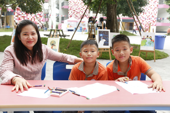 Chị Huỳnh Thị Thúy cùng các con trai trải nghiệm ngày hội. GDVN_ph 2.JPG