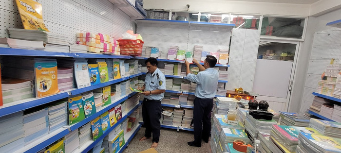 Để góp phần ngăn chặn vấn nạn sách lậu, sách giả, cần áp dụng đồng bộ các biện pháp từ phía các nhà xuất bản, cơ quan quản lý và người tiêu dùng. Ảnh: haugiang.dms.gov.vn. IMG_20240628_151013.jpg