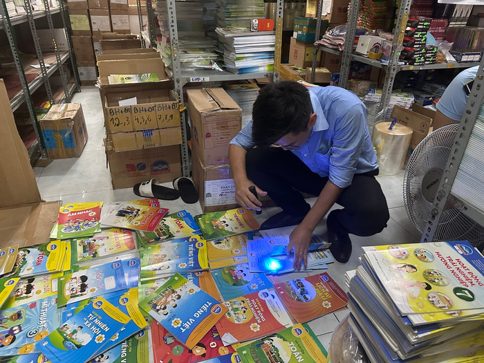 Một số loại sách giả phát hiện tại thời điểm kiểm tra. Ảnh: dms.gov.vn. 2024-06-07_NguyenThiBeEm-SachGia H3.jpg