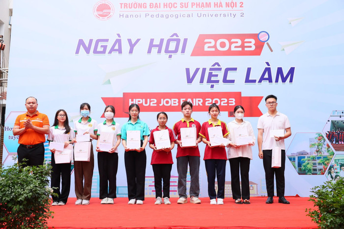 Đại diện các đơn vị trao tặng học bổng cho sinh viên. z5368752700400_e68f342bdbeb8625d1eba6a2a42b496c.jpg