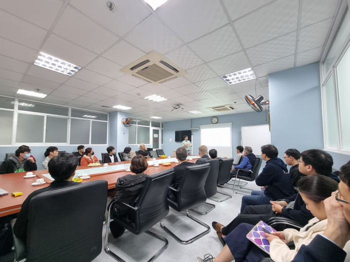 Một buổi thảo luận khoa học thường kỳ (Spacetalk) của sinh viên. Ảnh: NTCC.