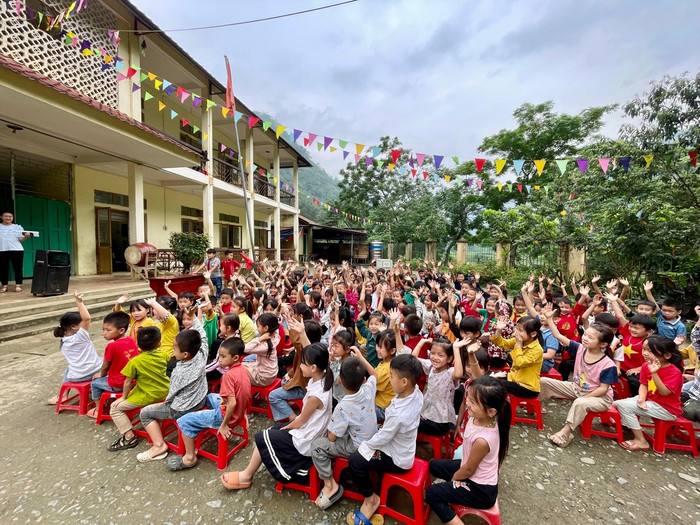 Khi học sinh ước mơ được đi học, thì thầy cô cũng sẵn sàng vượt khó khăn đến bản làng gieo con chữ. image01520240523160705.jpg