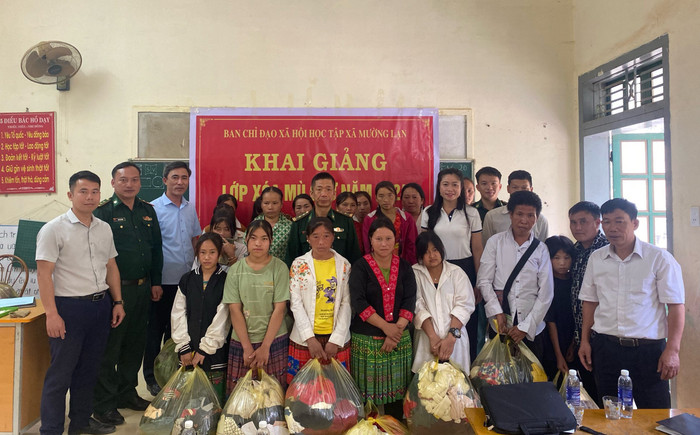 Cô Xuân (áo trắng) chụp ảnh lưu niệm cùng cán bộ biên phòng và các học viên bản Nong Phạ. Ảnh: NVCC. z5797951029921-a5fa5e253ff820e443eefc6f260a2c3a-7981.jpg