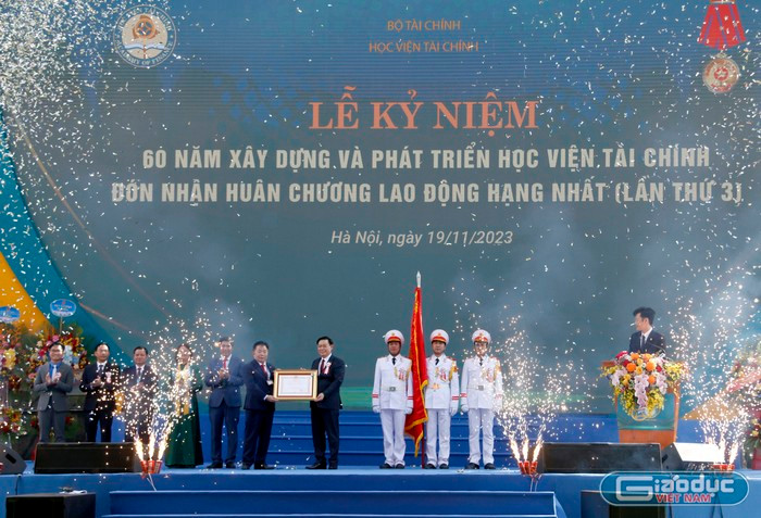 Chủ tịch Quốc hội Vương Đình Huệ trao Huân chương Lao động hạng Nhất lần thứ 3 cho Học viện Tài chính. Ảnh: Mộc Trà. Chủ tịch Quốc hội Vương Đình Huệ trao Huân chương Lao động hạng Nhất lần thứ 3 cho Học viện Tài chính. Ảnh: Mộc Trà.