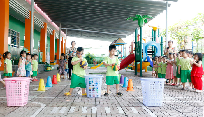 Giáo dục thông qua trò chơi, hoạt động trải nghiệm là một trong những phương pháp tích cực tại các trường mầm non, tiểu học. Ảnh: Mộc Trà. GDVN_ảnh.jpg