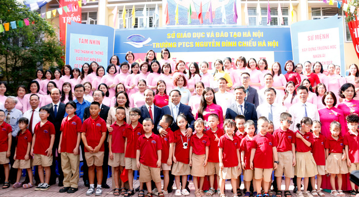 Các đại biểu chụp ảnh lưu niệm cùng thầy trò nhà trường. GDVN_ảnh ảnh.jpg