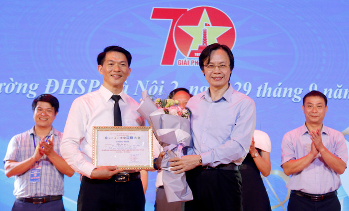 Giải Tiết mục trình diễn múa hay nhất thuộc về Học viện Y dược học cổ truyền Việt Nam. GDVN_giải y.jpg