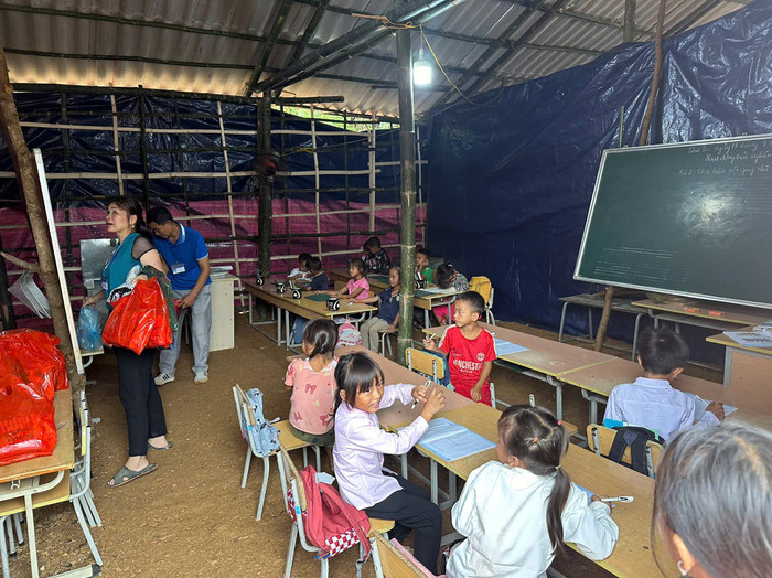 Lớp ghép với 8 học sinh lớp 1 và 5 học sinh lớp 2. Ảnh: NVCC. Các em học sinh trong lớp học dã chiến.jpg