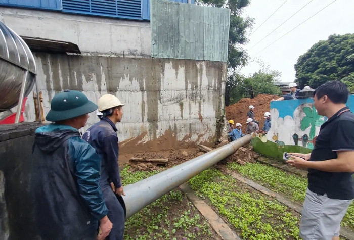 Chính quyền địa phương hỗ trợ Trường mầm non Tân An (huyện Văn Bàn, tỉnh Lào Cai) lắp thêm ống thoát nước. Ảnh: NVCC. Chính quyền địa phương hỗ trợ Trường mầm non Tân An (huyện Văn Bàn, tỉnh Lào Cai) lắp thêm ống thoát nước.Ảnh_ NVCC .jpg