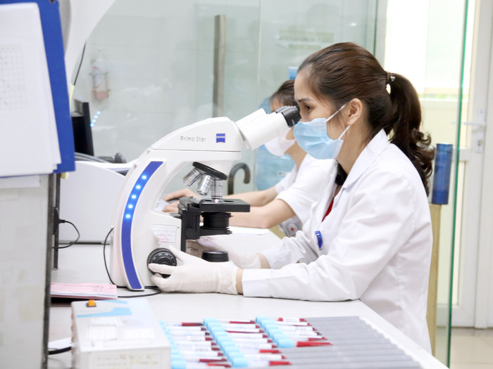 Công tác phân tích mẫu xét nghiệm tại Viện Sốt rét - Ký sinh trùng - Côn trùng Trung ương. Ảnh: Mộc Trà. GDVN_xet nghiem.jpg