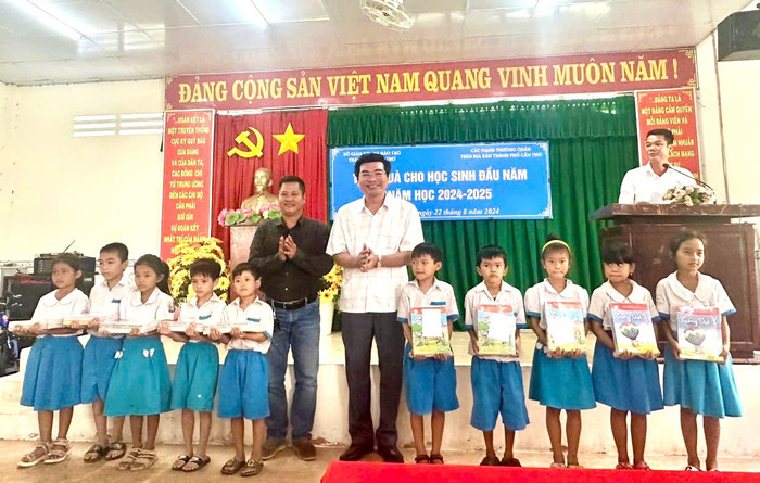 Trao quà cho học sinh đầu năm học 2024-2025. Ảnh: Sở GDĐT Cần Thơ cung cấp. z5782425817375_dd8ebc49dd48f0c837412ba398232f5c.jpg