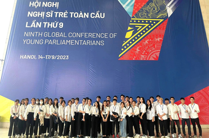 Sinh viên tham dự Hội nghị Nghị sĩ trẻ toàn cầu lần thứ 9 (IPU9). Ảnh: NTCC. Sinh viên HUMG tham dự Hội nghị Nghị sĩ trẻ toàn cầu lần thứ 9 (IPU9).jpg