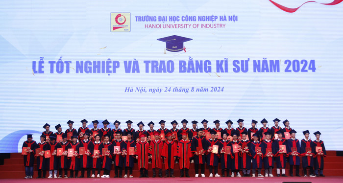 Lãnh đạo nhà trường trao bằng tốt nghiệp cho tân kỹ sư. Lãnh đạo nhà trường trao bằng tốt nghiệp cho tân kỹ sư.