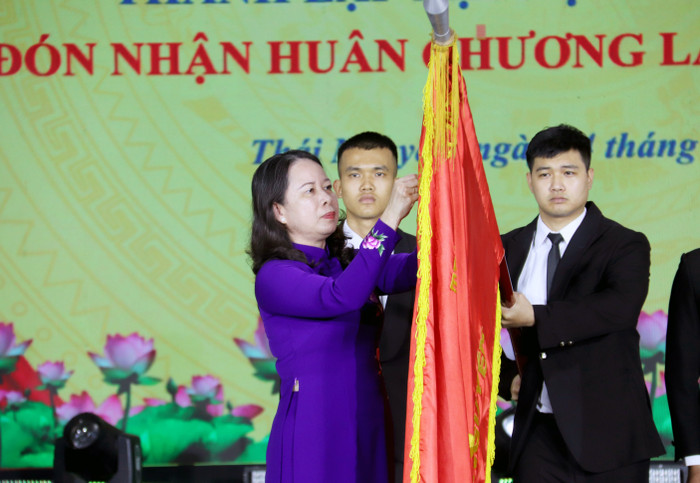 Quyền Chủ tịch nước Võ Thị Ánh Xuân gắn Huân chương Lao động hạng Nhất lên lá cờ truyền thống của Đại học Thái Nguyên. Quyền Chủ tịch nước Võ Thị Ánh Xuân gắn Huân chương Lao động hạng Nhất lên lá cờ truyền thống của Đại học Thái Nguyên.