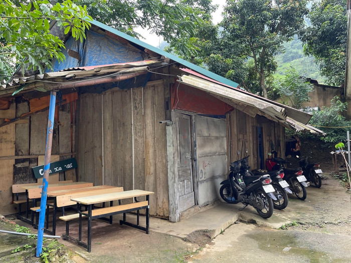 Nhà công vụ của giáo viên Trường Tiểu học Nà Thằn đã được đưa vào sử dụng lâu năm nên xuống cấp trầm trọng. image01320240523160659.jpg