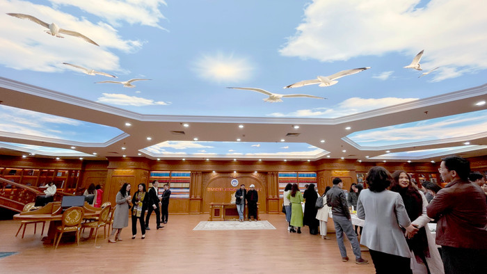 Các đại biểu tham quan thư viện Trường Đại học Kinh tế quốc dân. GVDN_áds.jpg