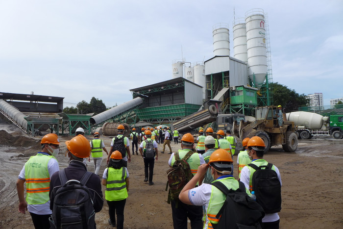 Sinh viên Khoa Kỹ thuật xây dựng (Trường Đại học Bách khoa - Đại học Quốc gia Thành phố Hồ Chí Minh) đi thực tế tại một công trình biển. Ảnh: NTCC. P1210215.JPG