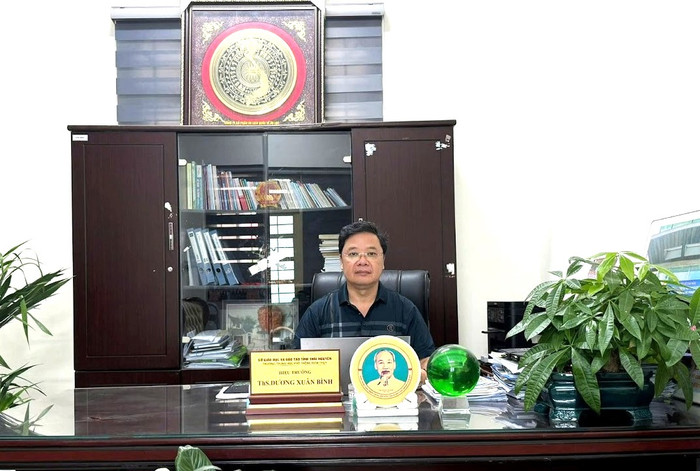 Thầy Dương Xuân Bình, Hiệu trưởng trường Trung học phổ thông Điềm Thụy (tỉnh Thái Nguyên). Ảnh: NVCC. a.jpg