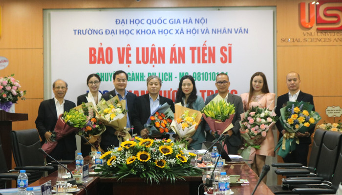 Cô Phạm Hương Trang (thứ 4, từ phải sang) trong lễ bảo vệ luận án tiến sĩ ngành Du lịch. Ảnh: NVCC. bao-ve-luan-an-tien-si.jpg