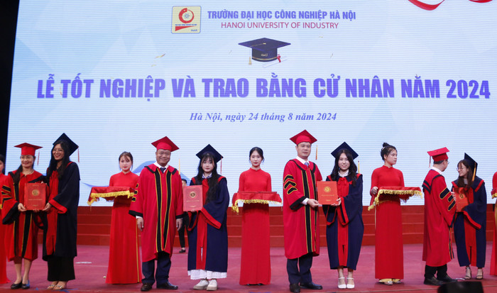 Đại diện lãnh đạo trường trao bằng tốt nghiệp cho tân cử nhân. GDVN_cử nhân.JPG