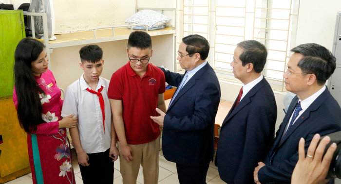Thủ tướng thăm, động viên và căn dặn học sinh nhà trường. Thủ tướng thăm, động viên và căn dặn học sinh nhà trường.