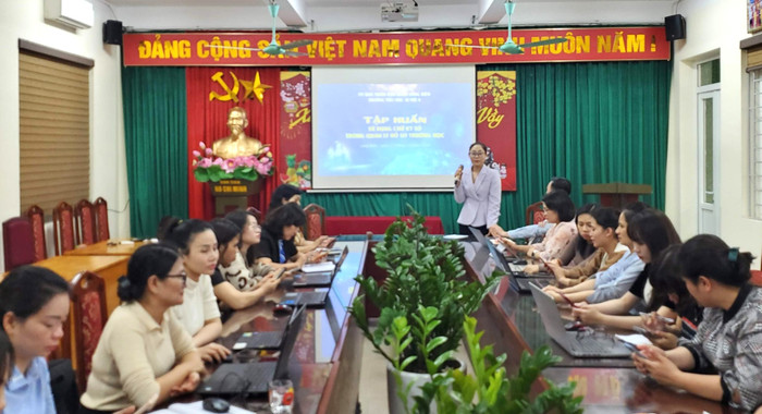 Tập thể cán bộ, giáo viên, nhân viên Trường Tiểu học Ái Mộ A tham gia tập huấn triển khai chữ ký số, học bạ số. Ảnh: NTCC. z5689246535370_c88fbde43acff4949cd6158703a1835e.jpg