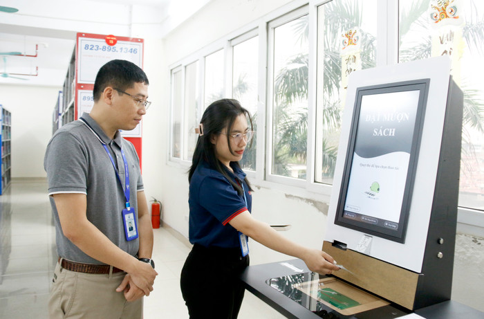Máy đặt mượn sách tự động giúp người đọc dễ dàng sử dụng dịch vụ tại Trung tâm Thư viện. Ảnh: Mộc Trà. GDVN_4.jpg
