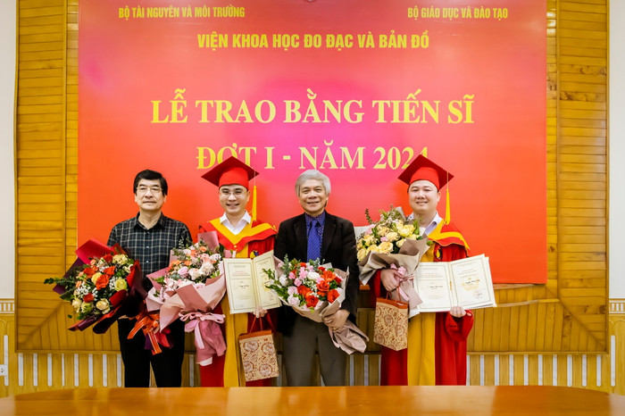 Giáo sư, Tiến sĩ, Nhà giáo ưu tú Võ Chí Mỹ tại lễ trao bằng tiến sĩ của các nghiên cứu sinh. Ảnh: NVCC. ad-4nxecjapqpxiggkb1aaoyhlhnb7tsqbhj6bh1zhlyjuruz0vj-juoki8ib06xfnmozewrhhhw8l-1imn7k3dpgcke-oz4qyl5-lqlejf8jl3hrecsq2mm3grjxpnii7uhzrar-fqsmyiyu68-hhplses0imdj-3504.jpg