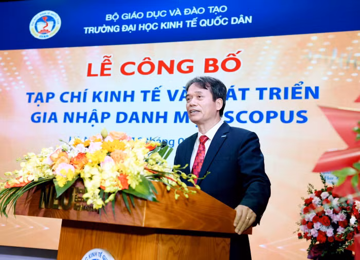 Giáo sư, Tiến sĩ Phạm Hồng Chương - Hiệu trưởng Trường Đại học Kinh tế Quốc dân phát biểu tại lễ công bố. Ảnh: NTCC.