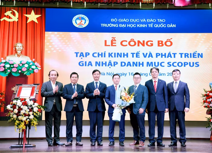 Lãnh đạo Trường Đại học Kinh tế Quốc dân cùng ông Stan Lee, Giám đốc Nhà xuất bản Emerald khu vực châu Á - Thái Bình Dương và Giáo sư, Tiến sĩ Lê Quốc Hội, Tổng biên tập Tạp chí Kinh tế và Phát triển. Ảnh: NTCC.