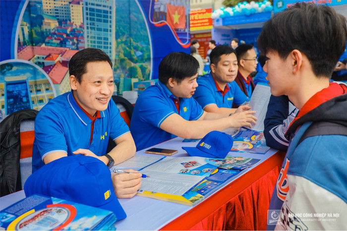 Trong chuỗi Ngày hội tư vấn tuyển sinh tại các trường trung học phổ thông năm 2024, ngành mới An toàn thông tin thu hút lượng lớn thí sinh tham khảo, tìm hiểu. Ảnh: NTCC. z5372740749746_f178691d8351ce9faa6c97fce0610dc4.jpg