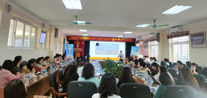 Đại diện Nhà xuất bản Đại học Sư phạm trình bày tham luận. q.jpg