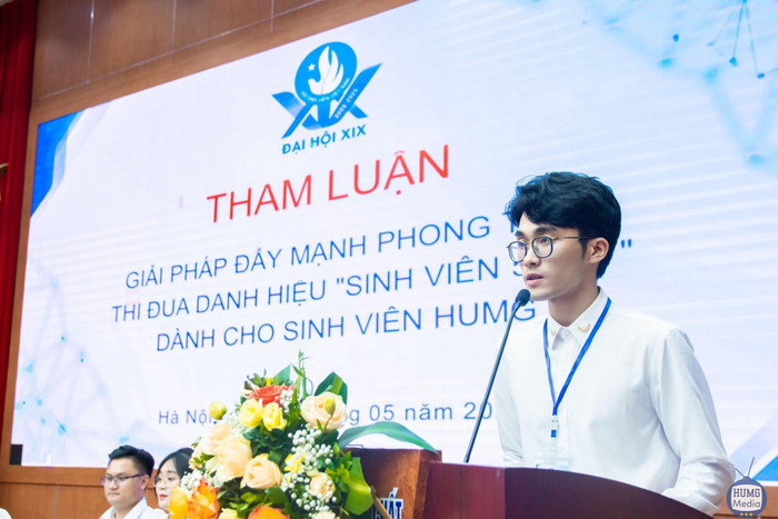 Nam sinh Nguyễn Đức Huy đóng góp tham luận “Giải pháp đẩy mạnh phong trào thi đua danh hiệu Sinh viên 5 Tốt dành cho sinh viên Trường Đại học Mỏ - Địa chất” tại Đại hội Hội sinh viên Việt Nam Trường Đại học Mỏ - Địa chất lần thứ XIX, nhiệm kỳ 2023-2025. Ảnh: NVCC. z5475002683535_1502dcc253d310ab50021a6413c44207.jpg