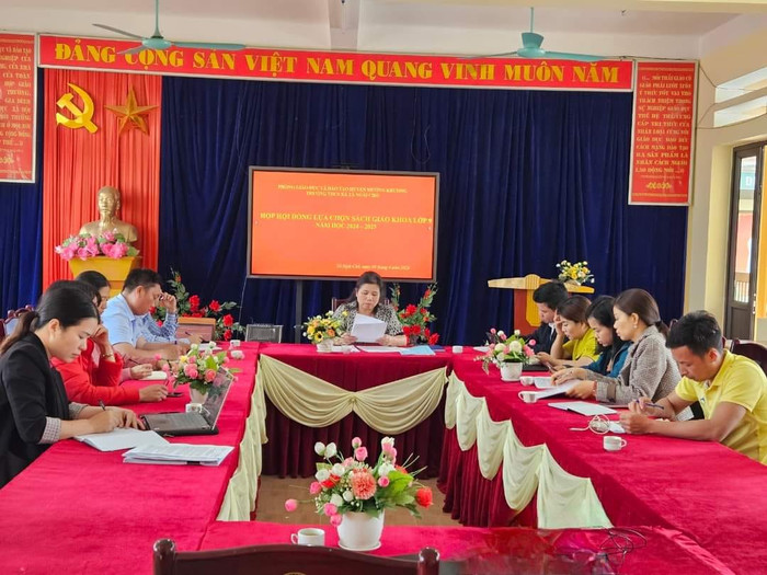 Cô Trần Thu Hằng (chính giữa) - Hiệu trưởng Trường Trung học cơ sở Tả Ngải Chồ (huyện Mường Khương, tỉnh Lào Cai). Ảnh: NTCC. 434030050_1575804712984425_9148151205690830679_n.jpg