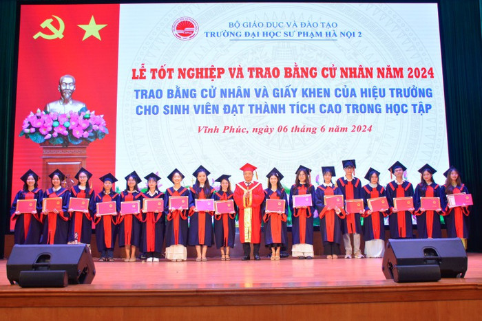 Tiến sĩ Cao Bá Cường - Phó Hiệu trưởng trao Giấy khen và Bằng tốt nghiệp cho các tân cử nhân đạt kết quả học tập cao. bg24,8.png