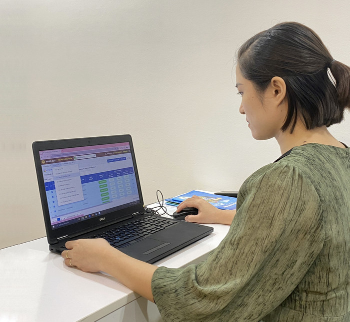 Giáo viên Trường Tiểu học Lê Quý Đôn (quận Hà Đông, Hà Nội) nhập dữ liệu học sinh lên học bạ số. Ảnh: NTCC. z5686012504072_f2437e9f444de0076b738f27462dfe55.jpg