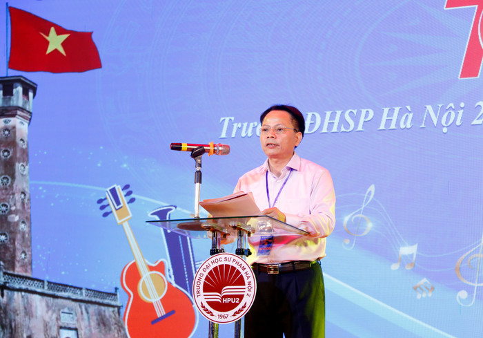 Tiến sĩ Trịnh Đình Vinh - Phó Hiệu trưởng Trường Đại học Sư phạm Hà Nội 2 phát biểu khai mạc Hội diễn. GDVN_Tea Vinh.jpg