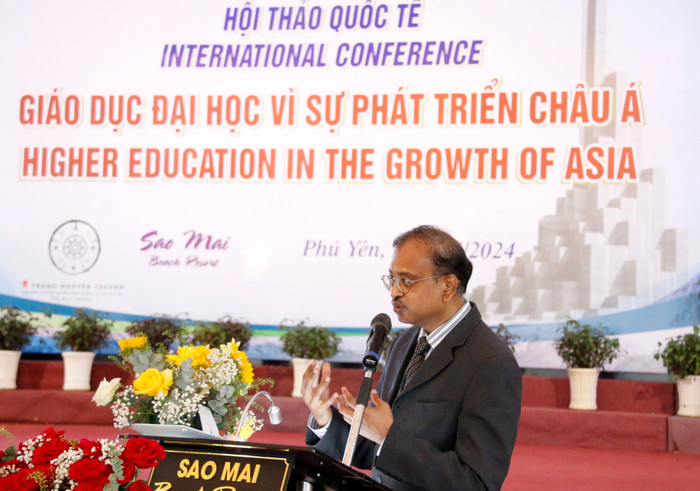 Ông Johnson Paul - Giám đốc điều hành của ADS trình bày bài tham luận “Ứng dụng Coaching trong giáo dục” (thay Tiến sĩ Eugene Seah). GDVN_Paul.jpg