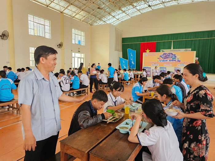 Thầy Lê Văn Dũng - Hiệu trưởng Trường Trung học cơ sở và Trung học phổ thông Trần Ngọc Hoằng động viên học sinh ăn trưa lấy sức ôn tập vào buổi chiều. Ảnh: NVCC. z5543748416937_e14ebd386b8a2639d73d5f038406f8a3.jpg